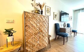 Paradise Luxurious Apartment, 3 Double Rooms For 6 Guests, 4 Beds, Terrace, Jacuzzi, Free Parking, New